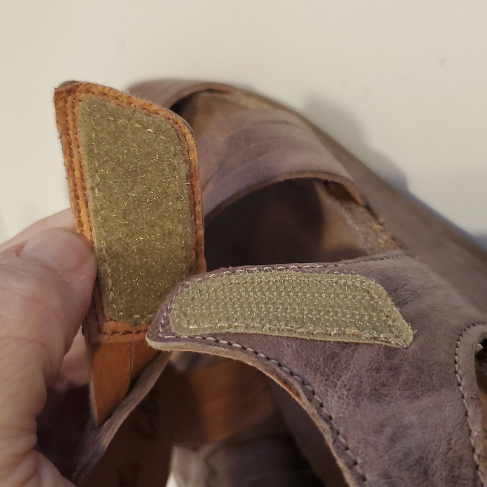 Taos Women's Tradition Wedge Sandal In Dark Taupe Leather Size 7-7.5 - Picture 10 of 10